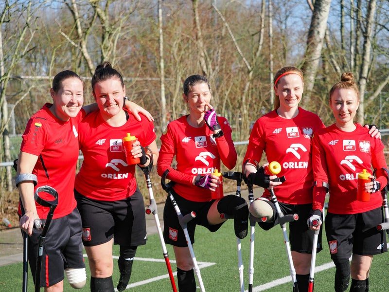 Een groep speelsters lacht samen na de training